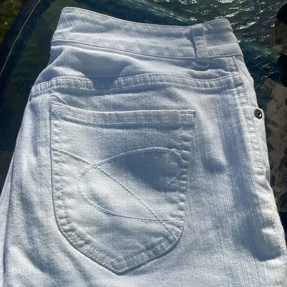 Chicos platinum size 1 short. White jeans, slight flare. - Picture 4 of 4